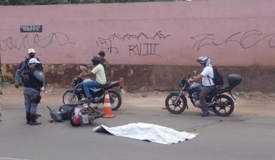 Motociclista morre ao desviar de buraco e colidir com ônibus