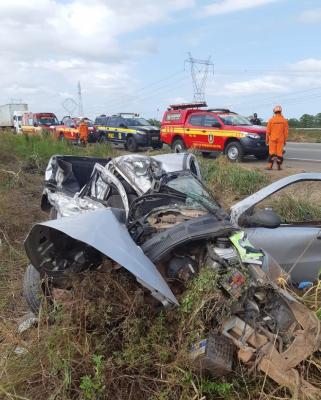 Colisão entre picape e carreta deixa uma pessoa morta no Maranhão