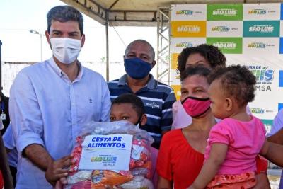 Prefeito entrega cestas de alimentos para famílias da Liberdade