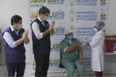 São Luís: técnica de Enfermagem é a 1ª a receber vacina conra Covid na capital