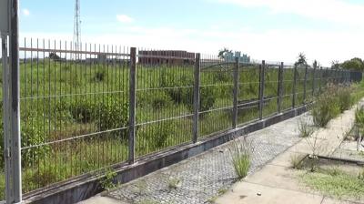 Comitiva visita estádio abandonado na cidade de Santa Inês