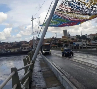 Poste ameaça cair na Ponte do São Francisco; trânsito é bloqueado