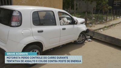 Motorista perde controle do carro durante tentativa de assalto e derruba 2 postes