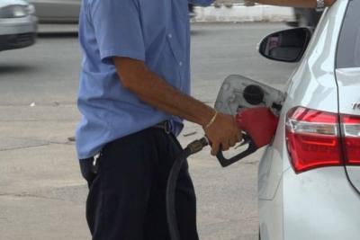 Preço da gasolina nos postos volta a subir após 15 semanas