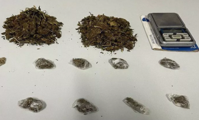 Homem é preso, em flagrante vendendo drogas em campo de futebol
