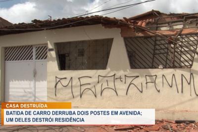 Batida de carro derruba poste na Avenida Jerônimo de Albuquerque