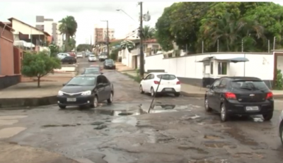 Buracos e esgoto correndo pelas ruas causam transtornos em São Luís