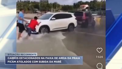 Caminhonete fica atolada na Praia do Meio com cheia da maré