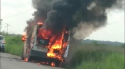 Ambulância pega fogo com paciente dentro na BR-222 no MA