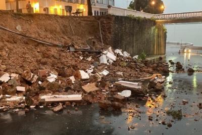 Lateral da rampa de acesso ao Palácio dos Leões cai com força da chuva