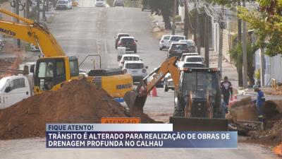 Trânsito é alterado para realização de obras de drenagem profunda no Calhau