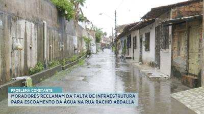 Moradores reclamam de alagamentos em rua no bairro Liberdade