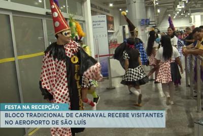 Bloco de carnaval recepciona visitantes no aeroporto de São Luís