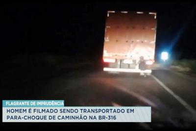 Homem é flagrado pegando “carona” em para-choque de caminhão