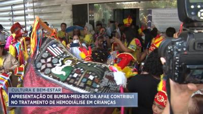 Apresentação de bumba-meu-boi da Apae ajuda crianças em tratamento de hemodiálise