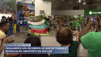 No aeroporto de São Luís, passageiros são recebidos ao som de toadas e matracas