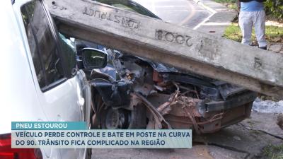 Veículo perde controle e bate em poste na Curva do 90