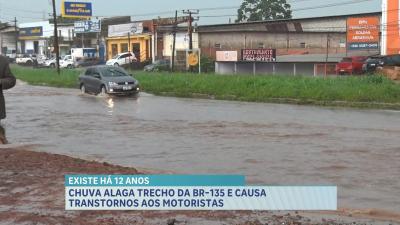 Chuva alaga trecho da BR-135 em São Luís