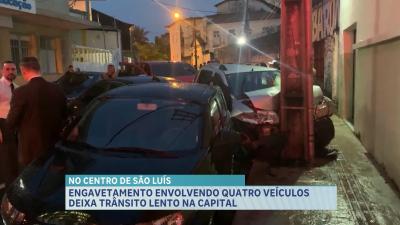 Engavetamento entre quatro carros deixa trânsito lento na capital