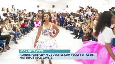 Estudantes participam de desfile de moda com peças de material reciclável 