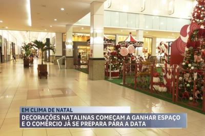 Decorações natalinas começam a ganhar espaço e o comércio já se prepara para a data