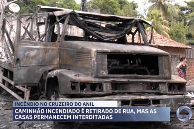 Caminhão incendiado é retirado de rua no bairro Cruzeiro do Anil