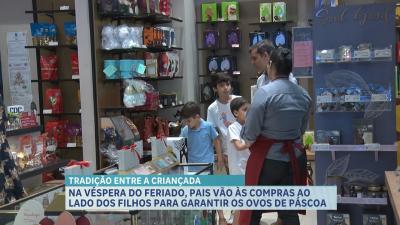 Na véspera do feriado, pais vão às compras para garantir os ovos de Páscoa