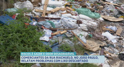 Comerciantes da Rua Riachuelo, no bairro João Paulo relatam problemas com lixo descartado 