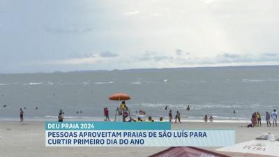 Turistas e moradores aproveitam primeiro dia do ano para ir a praia