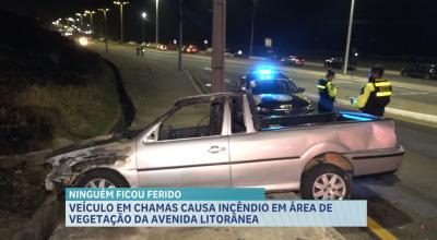 Veículo em chamas causa incêndio em área de vegetação na Avenida Litorânea