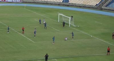 Jogador é atingido por linha de pipa durante jogo da Série D do Brasileiro