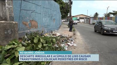 Descarte irregular e acumulo de lixo causam riscos à segurança de pedestres no bairro Jórdoa, em São Luís