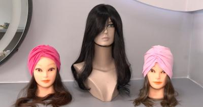 Para mulheres com câncer de mama, o uso de perucas ajuda a resgatar a autoestima.