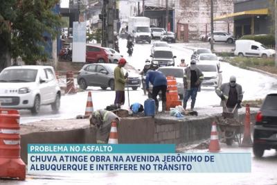 Chuva atinge obra na Avenida Jerônimo de Albuquerque e interfere no trânsito