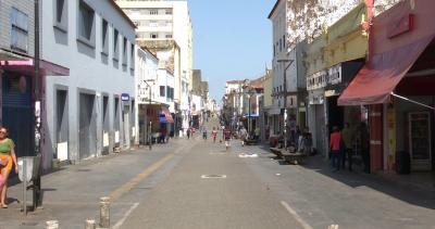 Rua Grande registra pouca movimentação de consumidores durante feriado