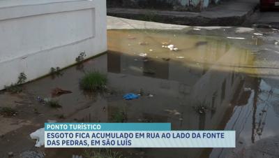 Esgoto acumulado dificulta a passagem de pedestres ao lado da Fonte das Pedras, em São Luís