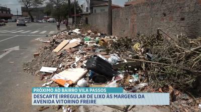 Descarte irregular de lixo ocupa calçadas da Avenida Vitorino Freire