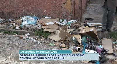 Descarte irregular de lixo em calçada prejudica pedestres do Centro Histórico de São Luís