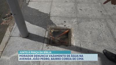 Vazamento de água causa riscos de acidentes aos pedestres, na Avenida João Pedro